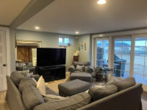 Charming Cottage Steps from Private Beach – Water Views & Little Neck Charm