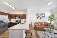 Chic 1-BR Haven w/King Bed, Sofa bed, Pool, Gym in Prime Frisco