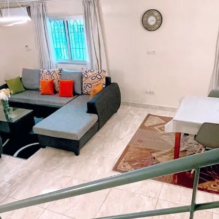 La Siesta Abidjan-Charming 2-bedroom Split-Mezzanine level apartment; WiFi-AC.