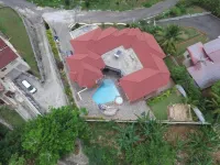 Spacious 5-bedroom house in lovely Kingston with WiFi, AC