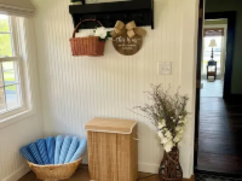 Charming, historic, 4-bedroom lake house w/Hot tub just steps away from lake! Hotels in Kuttawa