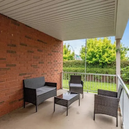 Lovely 2-bedroom Apt. in DIX30 close to DT