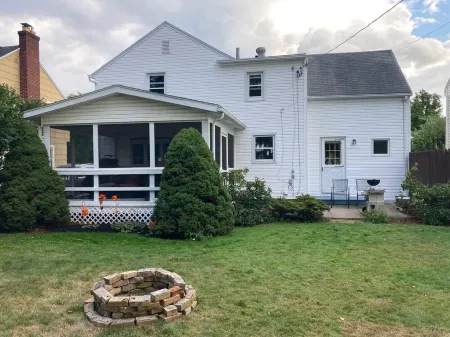 Charming, Convenience and Comfort - Minutes from Downtown Rochester Отели в г. Айрондеквойт