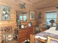 Peaceful 2BR Cabin Retreat in Tifton-Shady Pondside Getaway on Quiet Dirt road
