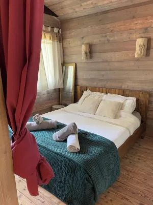 Cosy Forrest Cabin near the Beach 라벤느 호텔