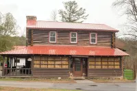 Charming 2-bedroom cabin in welcoming Chestertown with Lake Views and WiFi