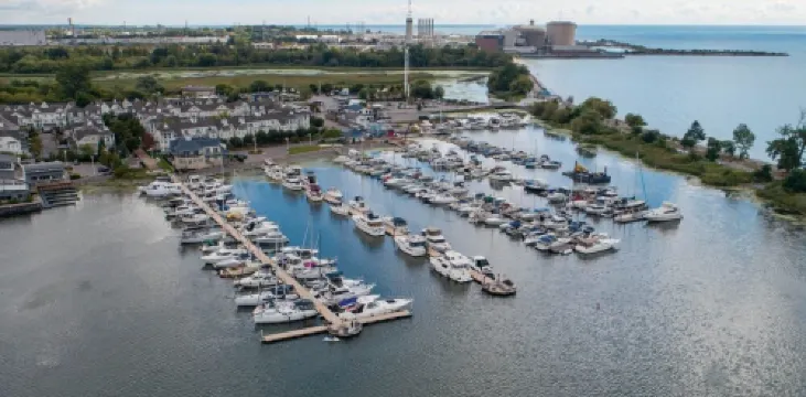 "Modern & Bright 2BR Retreat in Pickering – 12 mins from Waterfront