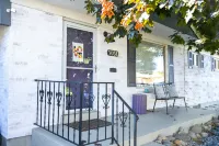 Colorful CO Home — 10 mins to DT Denver, pool table, & covered back patio! Hotel a Twin Lakes