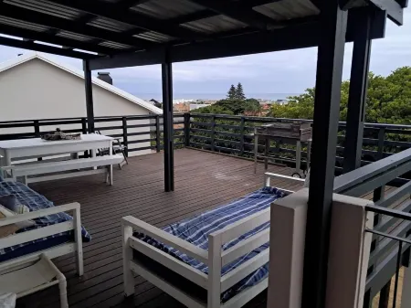 Spacious 7-bedroom house in Marvelous Jeffreys Bay with WiFi