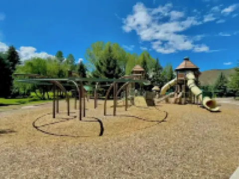 BRAND NEW Modern Mountain 4 bed 3 bath on Bus Line close to Vail & Beaver Creek!