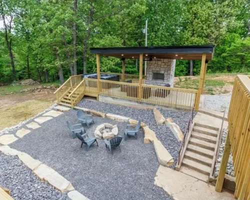 Spacious 5-bedroom just 1 minute from Bennett Spring State Park! Hotels in Laclede County