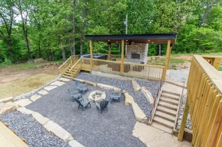 Spacious 5-bedroom just 1 minute from Bennett Spring State Park!