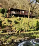 Stunning 3 bedroom lodge overlooking the West Lyn River. 내셔널 트러스트 - 헤든 밸리 주변 호텔