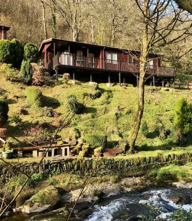 Stunning 3 bedroom lodge overlooking the West Lyn River. Отели рядом с достопримечательностью «Heddon Valley»