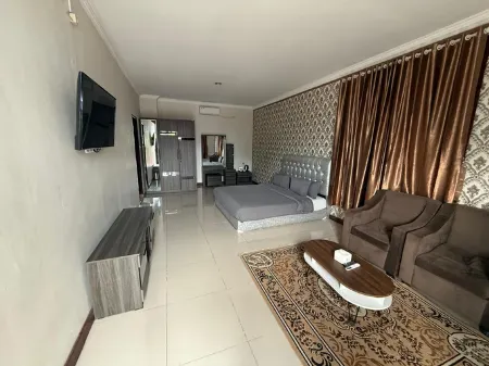 Solok Premier Hotel Отели рядом с достопримечательностью «NUSA INDAH playkids»