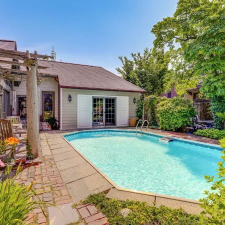Shared Hot Tub Historic Cottage, Walk to Elm Park