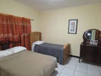 Chateau Yellow on Wint Close Отели в г. 