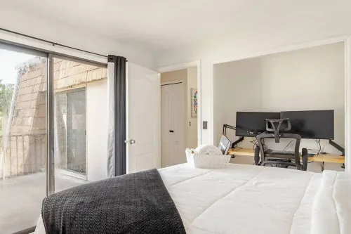 Wall Street Retreat - Modern , Luxury, Near Beach!