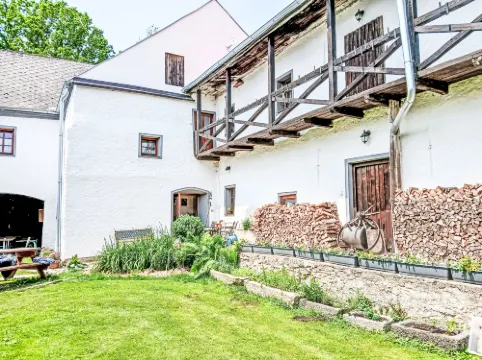 Spacious in Farmhouse