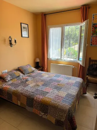 Beautiful house surrounded by an idyllic garden with salt water pool. Отели в г. Калонже