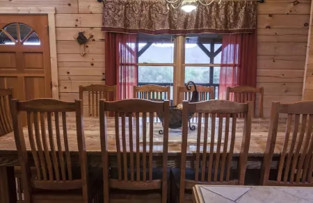 Blue Moon Lodge: Reconnect with Family and Friends with Room to Spread Out!
