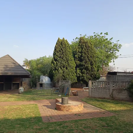 JM TOURS & SAFARIS GUEST House