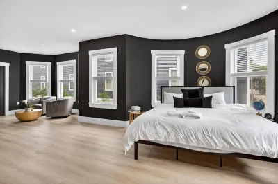 Large victorian home 15 mins from downtown lots of local restaurants and bars Hotels in Mattapan