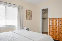 Stylish Midtown Flat – 20B