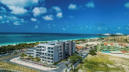 BEACH FRONT BRAND NEW PENTHOUSE ON EAGLE BEACH Отели в г. Eagle Beach