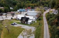 Cozy 2-bedroom cabin in Gilbert. Located close to RockHouse and Devil Anse Trail