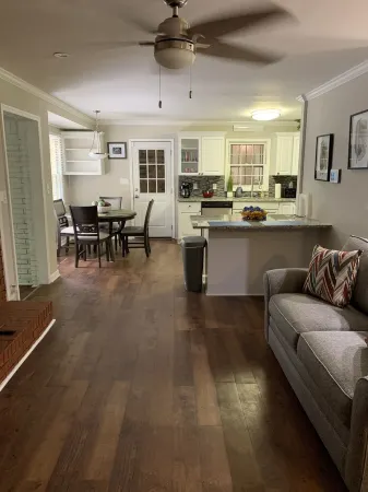 A Southern Home, with a Modern Touch Отели рядом с достопримечательностью «Заказник Дэвидсон-Арабия Маунтин»