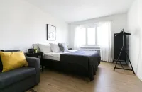 Modern Flat w Netflix Balcony top Location - Homestays
