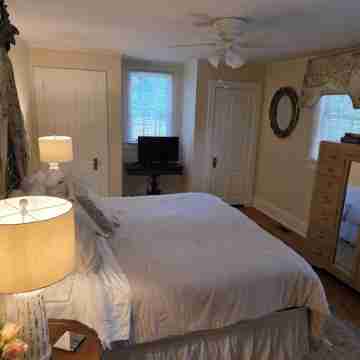 Historic Cottage - At Hopelands Gardens close to Hitchcock Woods (Remodeled) Rooms