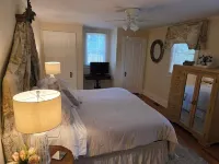 Historic Cottage - At Hopelands Gardens close to Hitchcock Woods (Remodeled)