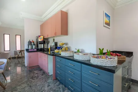 Days Inn by Wyndham Santa Monica Отели рядом с достопримечательностью «Odyssey Theatre»