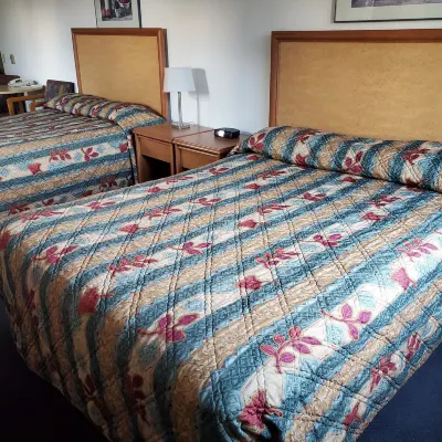 Apple Tree Inn Hotels near Chuck E. Cheese
