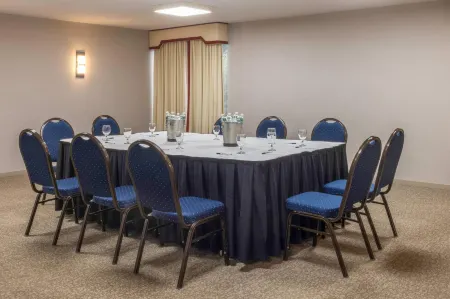 Radisson Hotel Hauppauge-Long Island Отели рядом с достопримечательностью «Государственный колледж Эмпайр»