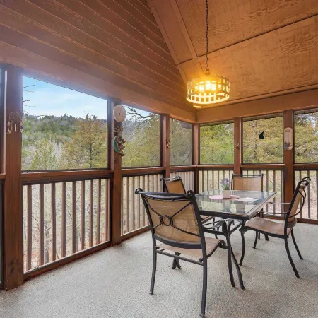 Creekside - 2 Bdr Resort Cabin in Epic Location!