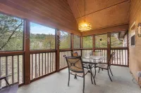 Creekside - 2 Bdr Resort Cabin in Epic Location!
