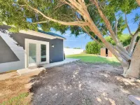 The Grand Ashbrook ManorPool-Sauna-Cold Plunge Hotels near Arizona Commemorative Air Force Museum