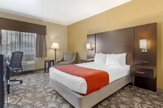 Best Western Plus Plaza by the Green