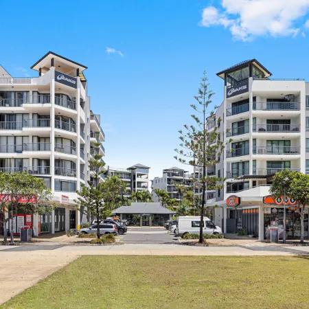 Beachside 2-Bed with Pools, Gym, BBQ and Parking