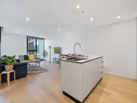 Sleek 1-Bed Canberra Flat with Gym & Sauna Access - con vistas a la montaña