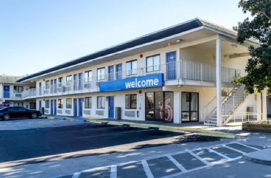 北查爾斯頓旅館