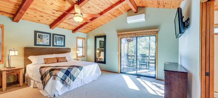 Furnished Deck + Forest Views: Pine Retreat! Hotels in Pine