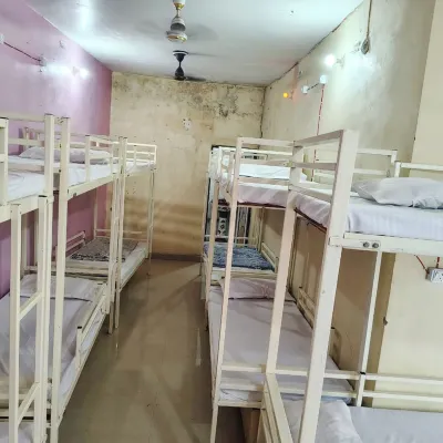 Hotel Roof Top Lucknow Отели рядом с достопримечательностью «Аминабад»