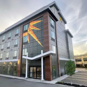 La Quinta Inn & Suites By Wyndham Kelowna Bc Hotels near Kelowna International Airport