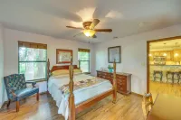 Dog-Friendly Wills Point Home w/ Grill on 10 Acres - parking