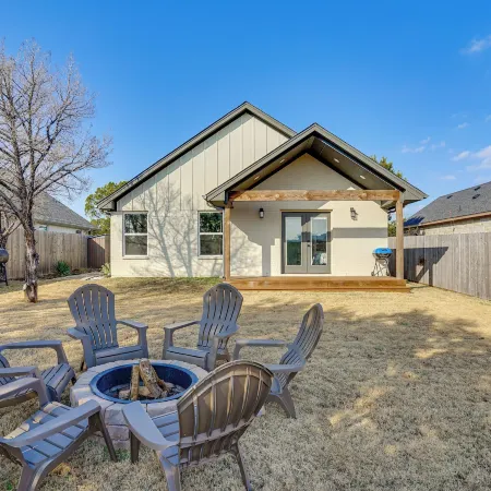 < 2 Mi to Lake Granbury! Family Home w/ Large Yard