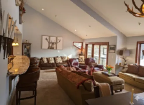 Huge 4Br, Upstairs Den, Hot Tub & Free Shuttle Minutes to Deer Valley Ski Resort